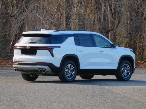 Used 2025 Chevrolet Traverse LT image 8