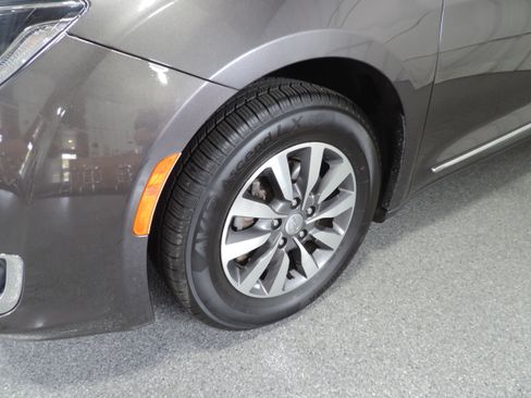 Used 2020 Chrysler Pacifica Touring-L Plus image 14