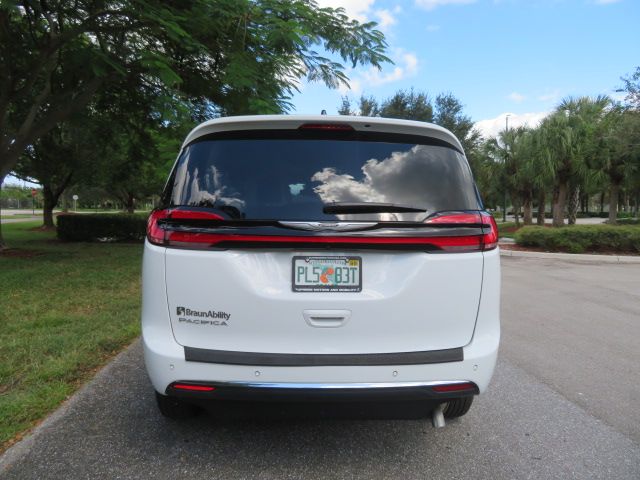 Used 2024 Chrysler Pacifica Touring-L FWD image 16