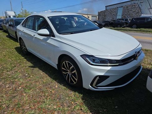 Used 2025 Volkswagen Jetta SE image 4