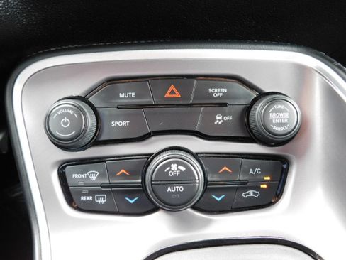 Used 2022 Dodge Challenger SXT RWD image 18