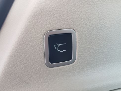 Used 2023 Chrysler Voyager LX image 23