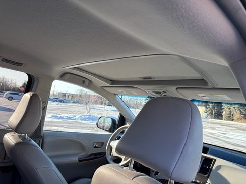 Used 2013 Toyota Sienna XLE image 14