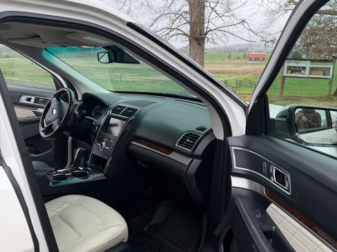 Used 2016 Ford Explorer Platinum image 20