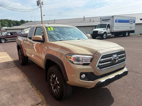 Used 2017 Toyota Tacoma 4x4 Access Cab image 3
