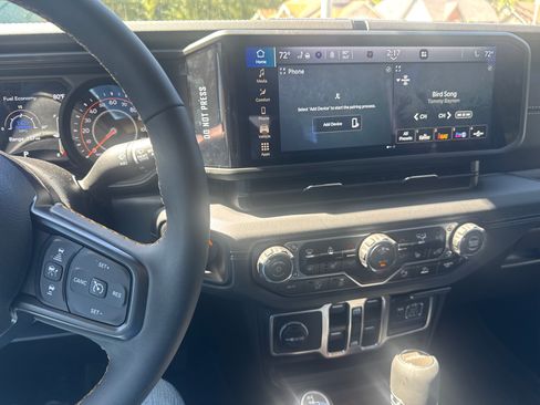 Used 2025 Jeep Gladiator Sport image 9
