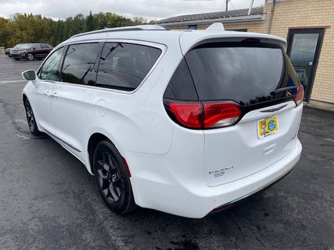 Used 2018 Chrysler Pacifica Limited image 8