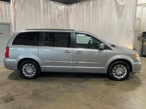 Used 2015 Chrysler Town & Country Touring-L FWD image 29