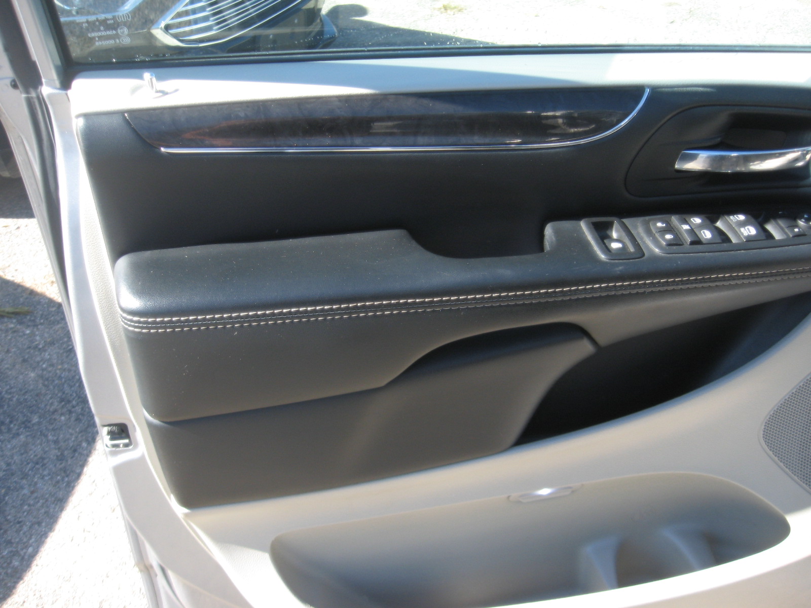 Used 2016 Chrysler Town & Country Touring FWD image 8