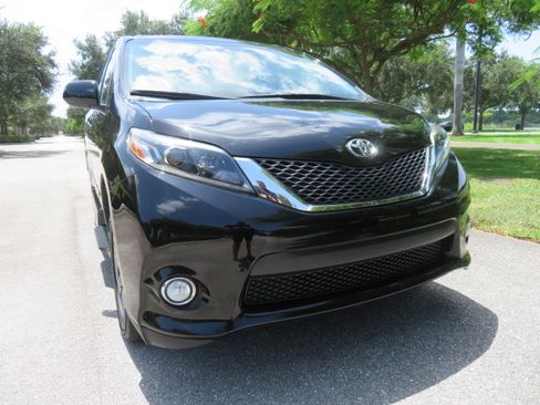 Used 2017 Toyota Sienna SE FWD image 11