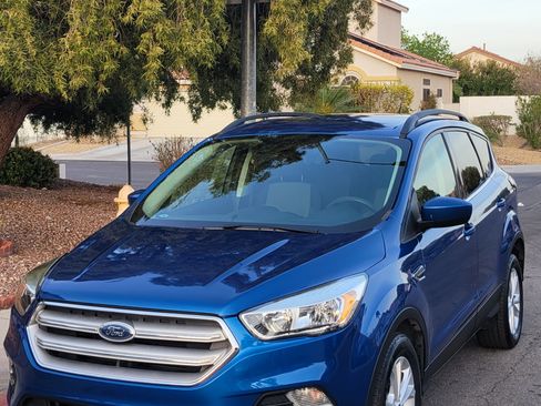 Used 2018 Ford Escape SE image 2