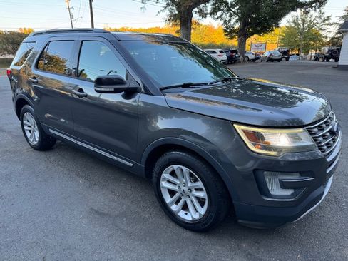 Used 2017 Ford Explorer XLT image 5