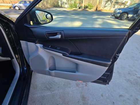 Used 2012 Toyota Camry image 14
