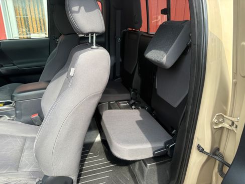 Used 2017 Toyota Tacoma 4x4 Access Cab image 11