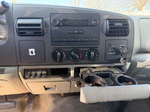Used 2005 Ford F550 image 11