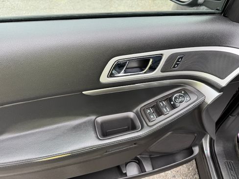 Used 2015 Ford Explorer XLT image 7