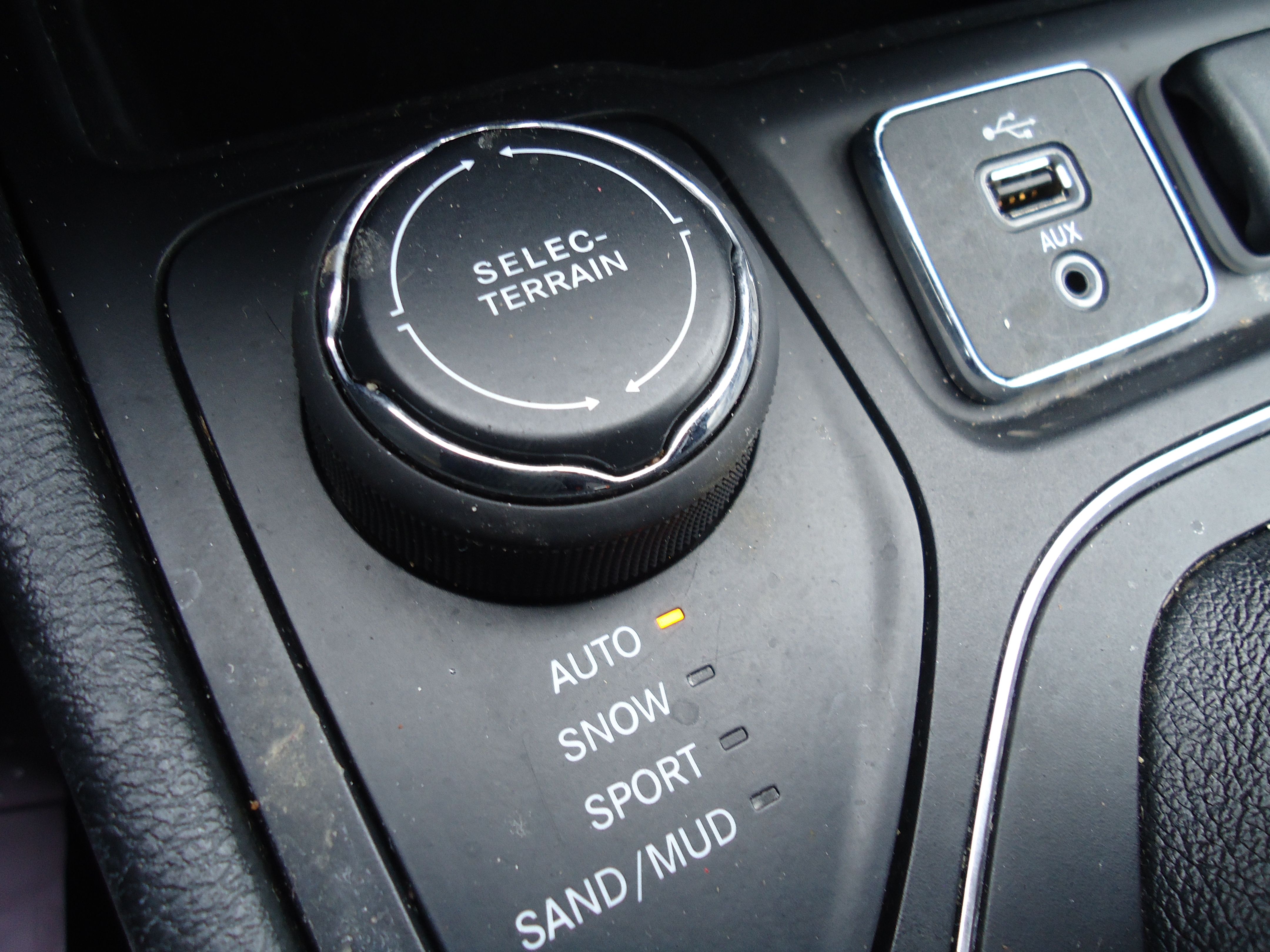Used 2019 Jeep Cherokee Latitude Plus AWD/4WD image 16