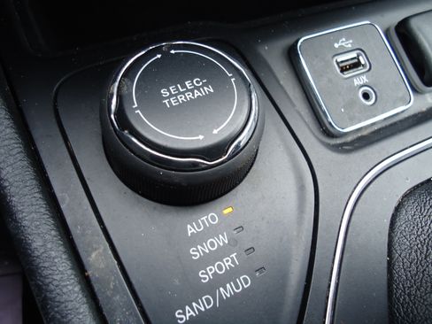 Used 2019 Jeep Cherokee Latitude Plus image 16