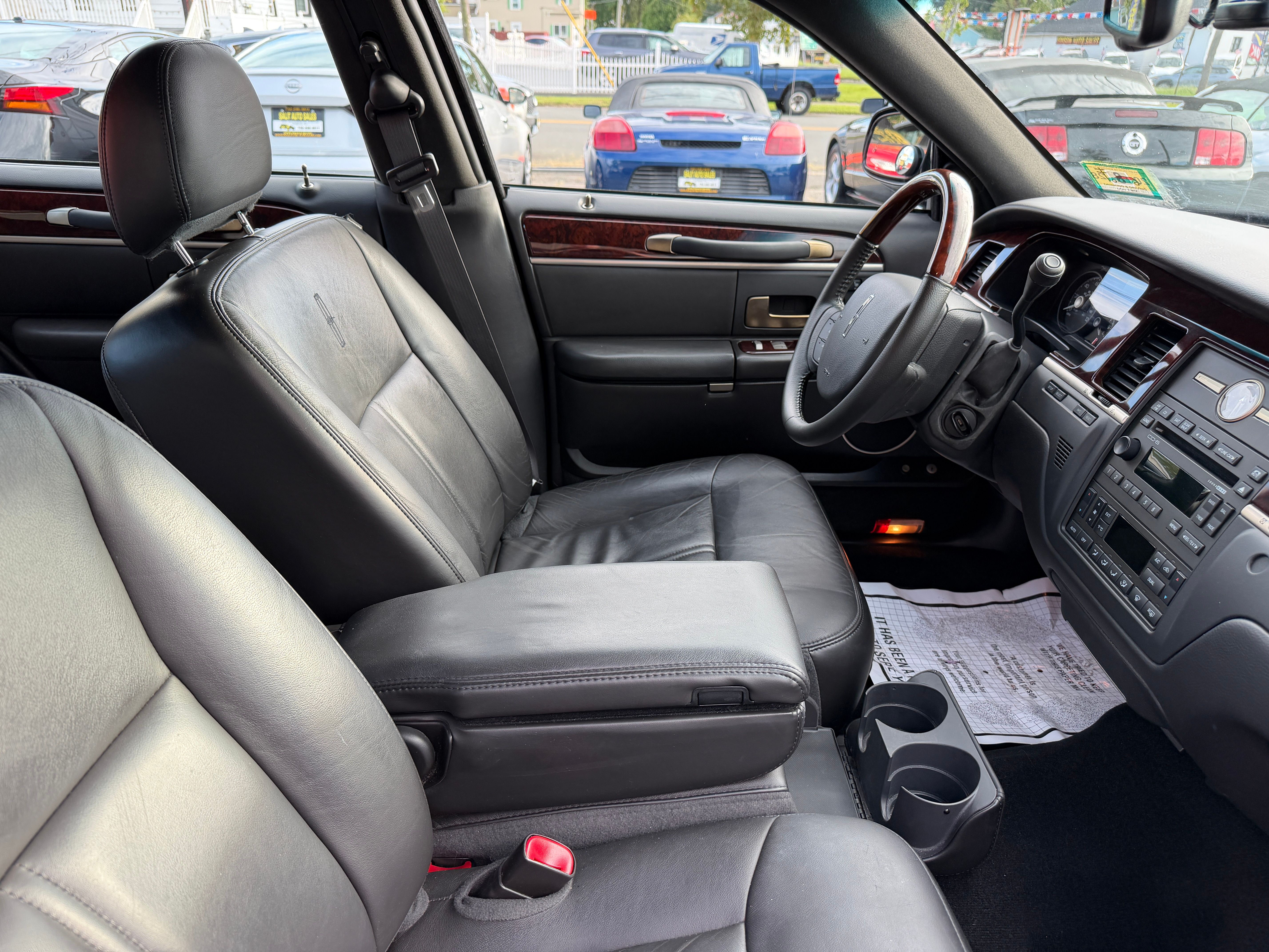Used 2009 Lincoln Town Car Signature Limited RWD image 22