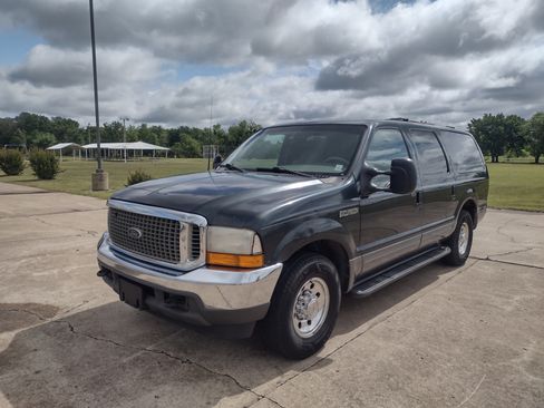 Used 2001 Ford Excursion XLT image 1