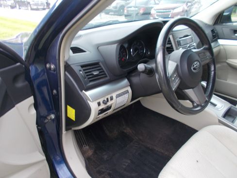 Used 2010 Subaru Outback 2.5i Premium AWD/4WD image 6