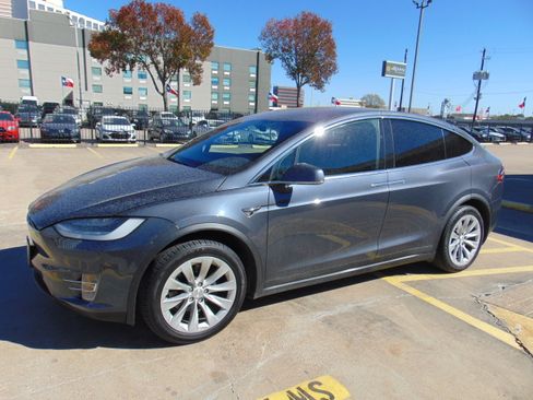 Used 2019 Tesla Model X image 3