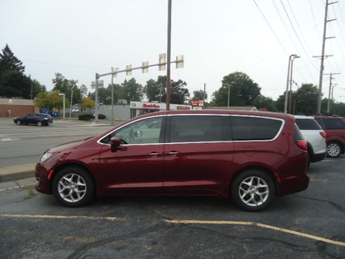 Used 2019 Chrysler Pacifica Touring Plus FWD image 6