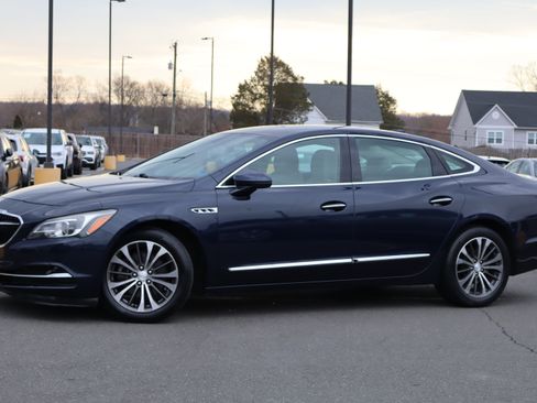 Used 2017 Buick LaCrosse Essence image 2