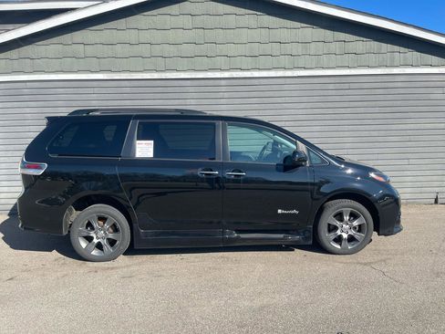 Used 2015 Toyota Sienna SE image 10