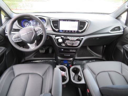 Used 2025 Chrysler Pacifica Select image 28