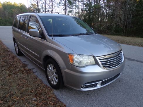 Used 2014 Chrysler Town & Country Touring image 5