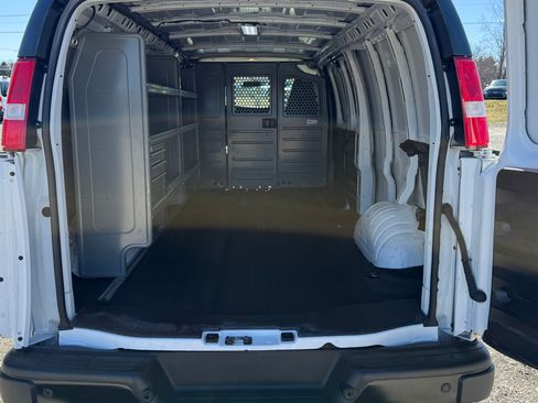 Used 2022 Chevrolet Express 2500 image 4
