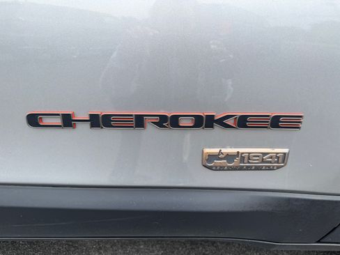 Used 2016 Jeep Cherokee 4WD 75th Anniversary image 22