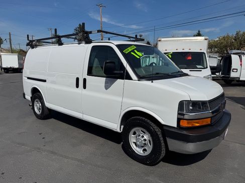 Used 2016 Chevrolet Express 3500 image 1