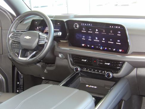 Used 2026 Chevrolet Suburban 4WD LT image 29