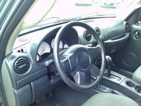 Used 2004 Jeep Liberty Sport image 7