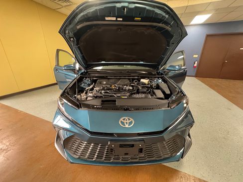 Used 2025 Toyota Camry Hybrid AWD/4WD image 9