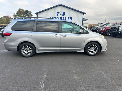 Used 2018 Toyota Sienna XLE image 1
