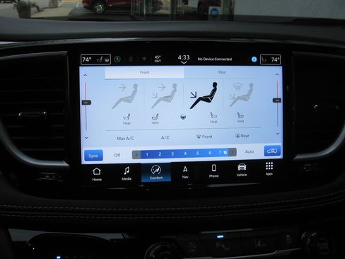 Used 2025 Chrysler Pacifica Limited image 11