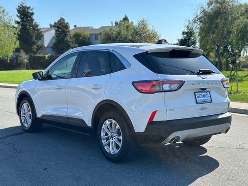 Used 2022 Ford Escape SE image 3