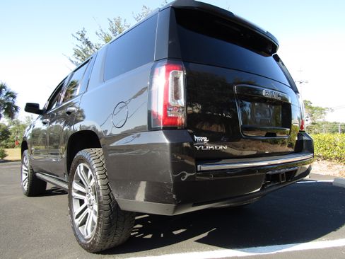 Used 2020 GMC Yukon Denali image 3