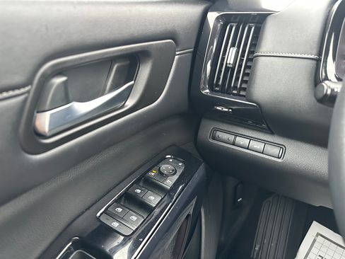 Used 2022 Nissan Pathfinder SV image 15