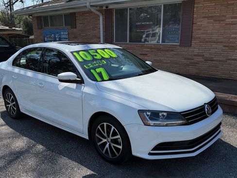 Used 2017 Volkswagen Jetta SE image 4