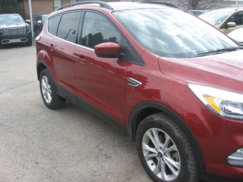 Used 2018 Ford Escape SE image 3