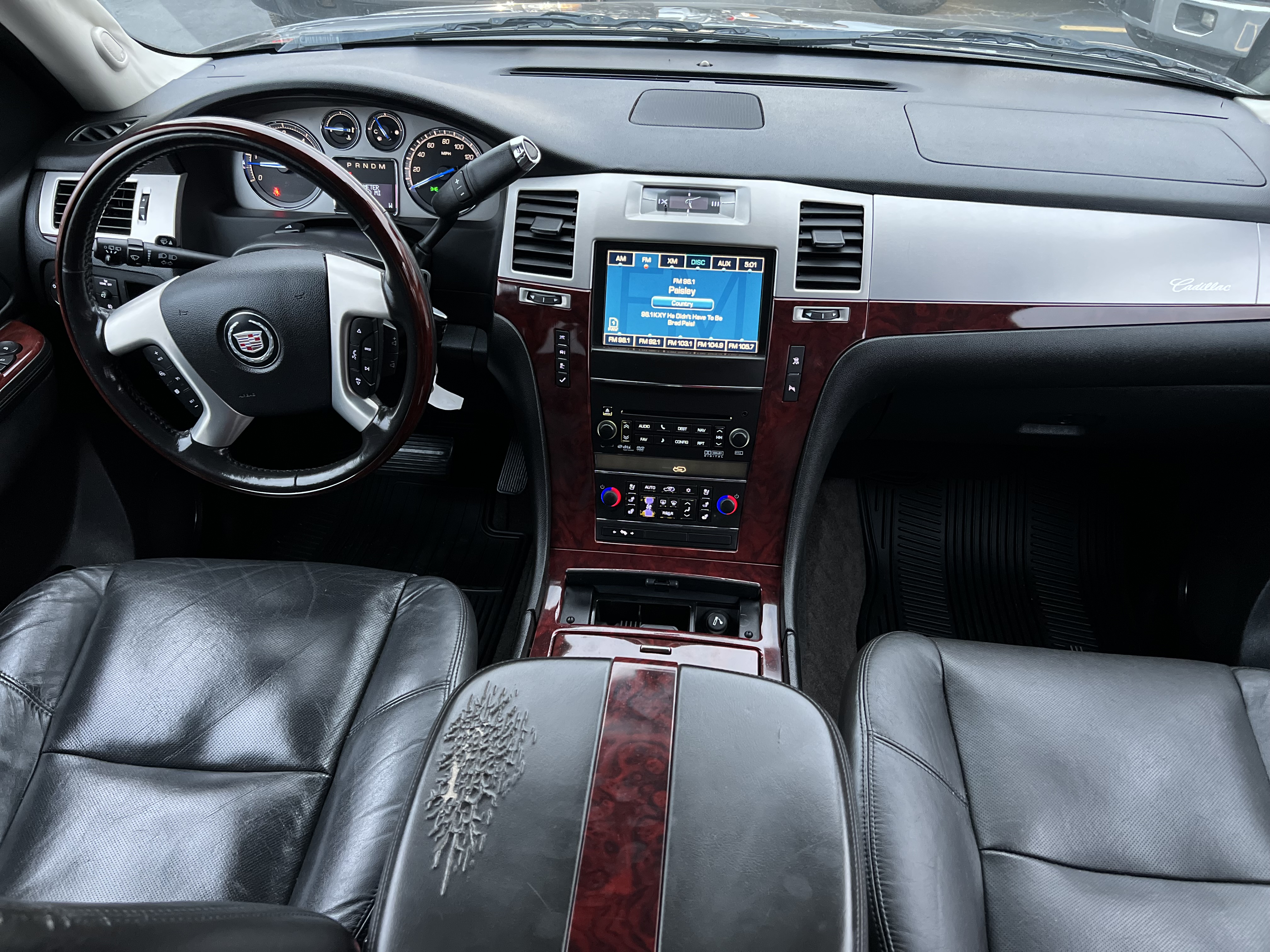 Used 2011 Cadillac Escalade Luxury AWD/4WD image 3