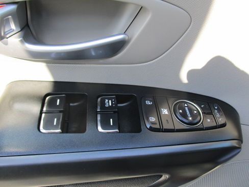 Used 2017 Kia Sedona LX FWD image 15