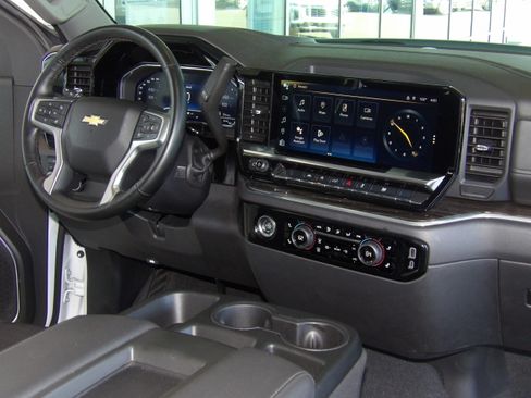 Used 2024 Chevrolet Silverado 1500 4x4 Crew Cab LT image 22