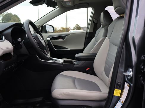 Used 2022 Toyota RAV4 Limited image 10