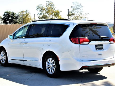 Used 2017 Chrysler Pacifica Touring-L image 8