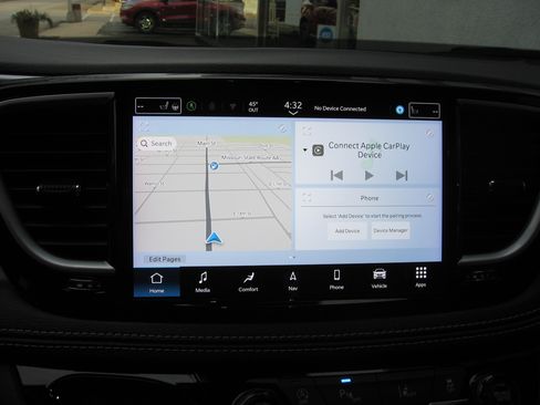 Used 2025 Chrysler Pacifica Limited image 9